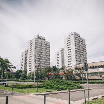 zdjęcie: Marta Sobala Zbiór sześciu budynków mieszkalnych i trzech pawilonów handlowo-usługowych zaprojektowanych w latach 1967–1970 przez Jadwigę Grabowską-Hawrylak. Z racji owalnych zagłębień okiennych nazywany przez wrocławian także Manhattanem, Bunkrowcami lub Sedesowcami. Widok od strony Politechniki Wrocławskiej.