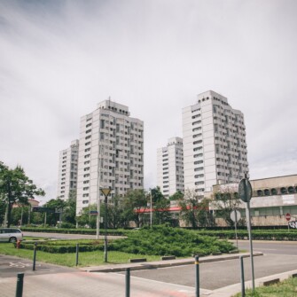 zdjęcie: Marta Sobala Zbiór sześciu budynków mieszkalnych i trzech pawilonów handlowo-usługowych zaprojektowanych w latach 1967–1970 przez Jadwigę Grabowską-Hawrylak. Z racji owalnych zagłębień okiennych nazywany przez wrocławian także Manhattanem, Bunkrowcami lub Sedesowcami. Widok od strony Politechniki Wrocławskiej.