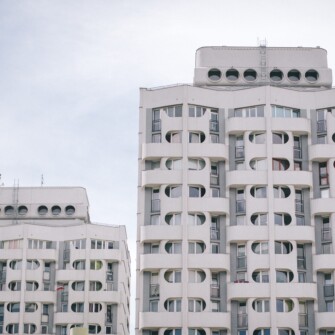 Zbiór sześciu budynków mieszkalnych i trzech pawilonów handlowo-usługowych zaprojektowanych w latach 1967–1970 przez Jadwigę Grabowską-Hawrylak. Budowany w latach 1970–1973. Z racji owalnych zagłębień okiennych nazywany przez wrocławian także Manhattanem, Bunkrowcami lub Sedesowcami.