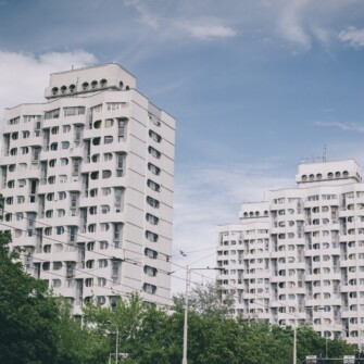 Zbiór sześciu budynków mieszkalnych i trzech pawilonów handlowo-usługowych zaprojektowanych w latach 1967–1970 przez Jadwigę Grabowską-Hawrylak. Z racji owalnych zagłębień okiennych nazywany przez wrocławian także Manhattanem, Bunkrowcami lub Sedesowcami.