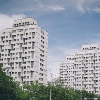 Zbiór sześciu budynków mieszkalnych i trzech pawilonów handlowo-usługowych zaprojektowanych w latach 1967–1970 przez Jadwigę Grabowską-Hawrylak. Z racji owalnych zagłębień okiennych nazywany przez wrocławian także Manhattanem, Bunkrowcami lub Sedesowcami.