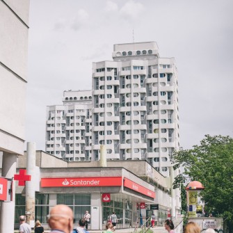 Zbiór sześciu budynków mieszkalnych i trzech pawilonów handlowo-usługowych zaprojektowanych w latach 1967–1970 przez Jadwigę Grabowską-Hawrylak. Z racji owalnych zagłębień okiennych nazywany przez wrocławian także Manhattanem, Bunkrowcami lub Sedesowcami. Na fotografii esplanada wzdłuż pawilonów.