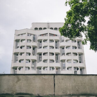 Zbiór sześciu budynków mieszkalnych i trzech pawilonów handlowo-usługowych zaprojektowanych w latach 1967–1970 przez Jadwigę Grabowską-Hawrylak. Z racji owalnych zagłębień okiennych nazywany przez wrocławian także Manhattanem, Bunkrowcami lub Sedesowcami. Na fotografii fragment pawilonu i jeden z budynków mieszkalnych.