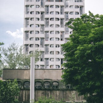 Zbiór sześciu budynków mieszkalnych i trzech pawilonów handlowo-usługowych zaprojektowanych w latach 1967–1970 przez Jadwigę Grabowską-Hawrylak. Z racji owalnych zagłębień okiennych nazywany przez wrocławian także Manhattanem, Bunkrowcami lub Sedesowcami. Na fotografii jeden z budynków mieszkalnych.