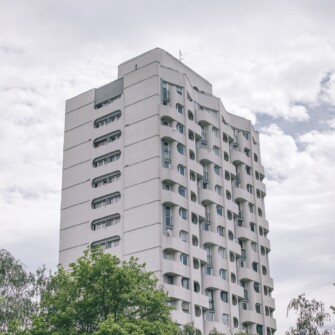 Zbiór sześciu budynków mieszkalnych i trzech pawilonów handlowo-usługowych zaprojektowanych w latach 1967–1970 przez Jadwigę Grabowską-Hawrylak. Z racji owalnych zagłębień okiennych nazywany przez wrocławian także Manhattanem, Bunkrowcami lub Sedesowcami. Na fotografii jeden z budynków mieszkalnych.