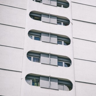 Zbiór sześciu budynków mieszkalnych i trzech pawilonów handlowo-usługowych zaprojektowanych w latach 1967–1970 przez Jadwigę Grabowską-Hawrylak. Z racji owalnych zagłębień okiennych nazywany przez wrocławian także Manhattanem, Bunkrowcami lub Sedesowcami. Na fotografii boczna ściana jednego z budynków mieszkalnych.