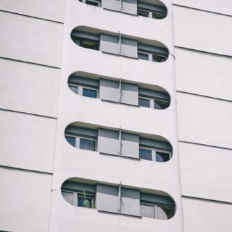 Zbiór sześciu budynków mieszkalnych i trzech pawilonów handlowo-usługowych zaprojektowanych w latach 1967–1970 przez Jadwigę Grabowską-Hawrylak. Z racji owalnych zagłębień okiennych nazywany przez wrocławian także Manhattanem, Bunkrowcami lub Sedesowcami. Na fotografii boczna ściana jednego z budynków mieszkalnych.