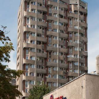 Zbiór sześciu budynków mieszkalnych i trzech pawilonów handlowo-usługowych zaprojektowanych w latach 1967–1970 przez Jadwigę Grabowską-Hawrylak. Z racji owalnych zagłębień okiennych nazywany przez wrocławian także Manhattanem, Bunkrowcami lub Sedesowcami. Na fotografii esplanada wzdłuż pawilonów. Widać także popularny wśród mieszkańców osiedla sklep "Artur".