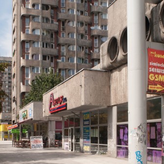 Zbiór sześciu budynków mieszkalnych i trzech pawilonów handlowo-usługowych zaprojektowanych w latach 1967–1970 przez Jadwigę Grabowską-Hawrylak. Z racji owalnych zagłębień okiennych nazywany przez wrocławian także Manhattanem, Bunkrowcami lub Sedesowcami. Na fotografii esplanada wzdłuż pawilonów. Widać także popularny wśród mieszkańców osiedla sklep "Artur".