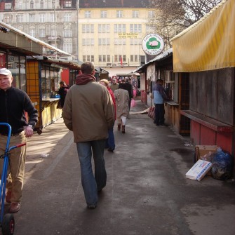 Targowisko powstało w 1947 roku po zamknięciu szaberplacu, który funkcjonował w tym samym miejscu. Z biegiem lat stało się jednym z najbardziej popularnych targów we Wrocławiu, przyciągającym wielu mieszkańców. W latach 90. XX wieku funkcjonowało pod rozłożonym namiotem cyrkowym „Goliat”. W 2006 roku zostało zamknięte, a na jego miejscu wybudowano Pasaż Grunwaldzki. Na fotografii jedna z alejek targowiska.
