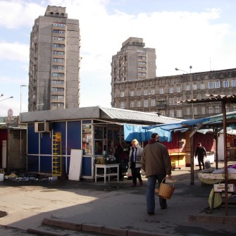 Targowisko powstało w 1947 roku po zamknięciu szaberplacu, który funkcjonował w tym samym miejscu. Z biegiem lat stało się jednym z najbardziej popularnych targów we Wrocławiu, przyciągającym wielu mieszkańców. W latach 90. XX wieku funkcjonowało pod rozłożonym namiotem cyrkowym „Goliat”. W 2006 roku zostało zamknięte, a na jego miejscu wybudowano Pasaż Grunwaldzki. Na fotografii jedna z alejek targowiska, w tle budynki Manhattanu.