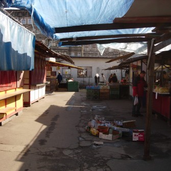 Targowisko powstało w 1947 roku po zamknięciu szaberplacu, który funkcjonował w tym samym miejscu. Z biegiem lat stało się jednym z najbardziej popularnych targów we Wrocławiu, przyciągającym wielu mieszkańców. W latach 90. XX wieku funkcjonowało pod rozłożonym namiotem cyrkowym „Goliat”. W 2006 roku zostało zamknięte, a na jego miejscu wybudowano Pasaż Grunwaldzki. Na fotografii jedna z alejek targowiska.