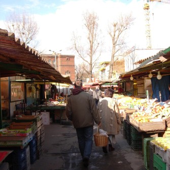 Targowisko powstało w 1947 roku po zamknięciu szaberplacu, który funkcjonował w tym samym miejscu. Z biegiem lat stało się jednym z najbardziej popularnych targów we Wrocławiu, przyciągającym wielu mieszkańców. W latach 90. XX wieku funkcjonowało pod rozłożonym namiotem cyrkowym „Goliat”. W 2006 roku zostało zamknięte, a na jego miejscu wybudowano Pasaż Grunwaldzki. Na fotografii jedna z alejek targowiska.