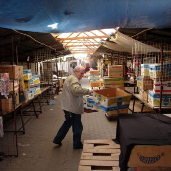 Targowisko powstało w 1947 roku po zamknięciu szaberplacu, który funkcjonował w tym samym miejscu. Z biegiem lat stało się jednym z najbardziej popularnych targów we Wrocławiu, przyciągającym wielu mieszkańców. W latach 90. XX wieku funkcjonowało pod rozłożonym namiotem cyrkowym „Goliat”. W 2006 roku zostało zamknięte, a na jego miejscu wybudowano Pasaż Grunwaldzki. Na fotografii jedna z alejek targowiska.