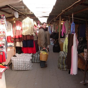 Targowisko powstało w 1947 roku po zamknięciu szaberplacu, który funkcjonował w tym samym miejscu. Z biegiem lat stało się jednym z najbardziej popularnych targów we Wrocławiu, przyciągającym wielu mieszkańców. W latach 90. XX wieku funkcjonowało pod rozłożonym namiotem cyrkowym „Goliat”. W 2006 roku zostało zamknięte, a na jego miejscu wybudowano Pasaż Grunwaldzki. Na fotografii jedna z alejek targowiska.