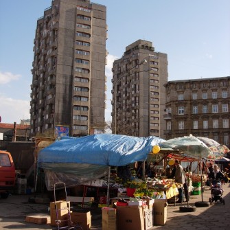 Targowisko powstało w 1947 roku po zamknięciu szaberplacu, który funkcjonował w tym samym miejscu. Z biegiem lat stało się jednym z najbardziej popularnych targów we Wrocławiu, przyciągającym wielu mieszkańców. W latach 90. XX wieku funkcjonowało pod rozłożonym namiotem cyrkowym „Goliat”. W 2006 roku zostało zamknięte, a na jego miejscu wybudowano Pasaż Grunwaldzki. Na fotografii jedna z alejek targowiska, a w tle budynki Manhattanu.