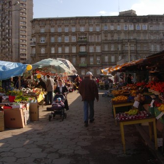 Targowisko powstało w 1947 roku po zamknięciu szaberplacu, który funkcjonował w tym samym miejscu. Z biegiem lat stało się jednym z najbardziej popularnych targów we Wrocławiu, przyciągającym wielu mieszkańców. W latach 90. XX wieku funkcjonowało pod rozłożonym namiotem cyrkowym „Goliat”. W 2006 roku zostało zamknięte, a na jego miejscu wybudowano Pasaż Grunwaldzki. Na fotografii jedna z alejek targowiska, a w tle budynki Manhattanu.