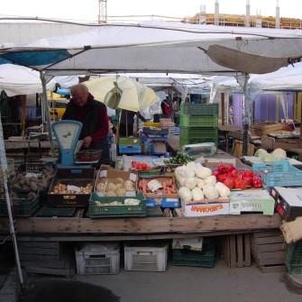 Targowisko powstało w 1947 roku po zamknięciu szaberplacu, który funkcjonował w tym samym miejscu. Z biegiem lat stało się jednym z najbardziej popularnych targów we Wrocławiu, przyciągającym wielu mieszkańców. W latach 90. XX wieku funkcjonowało pod rozłożonym namiotem cyrkowym „Goliat”. W 2006 roku zostało zamknięte, a na jego miejscu wybudowano Pasaż Grunwaldzki. Na fotografii jedna z alejek targowiska.