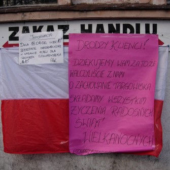 Targowisko powstało w 1947 roku po zamknięciu szaberplacu, który funkcjonował w tym samym miejscu. Z biegiem lat stało się jednym z najbardziej popularnych targów we Wrocławiu, przyciągającym wielu mieszkańców. W latach 90. XX wieku funkcjonowało pod rozłożonym namiotem cyrkowym „Goliat”. W 2006 roku zostało zamknięte, a na jego miejscu wybudowano Pasaż Grunwaldzki. Na fotografii informacja i plakat Stowarzyszenie Prywatnych Kupców 1410 w sprawie zamknięcia targowiska.