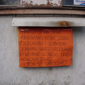 Targowisko powstało w 1947 roku po zamknięciu szaberplacu, który funkcjonował w tym samym miejscu. Z biegiem lat stało się jednym z najbardziej popularnych targów we Wrocławiu, przyciągającym wielu mieszkańców. W latach 90. XX wieku funkcjonowało pod rozłożonym namiotem cyrkowym „Goliat”. W 2006 roku zostało zamknięte, a na jego miejscu wybudowano Pasaż Grunwaldzki. Na fotografii informacja o przeniesieniu lokalizacji targowiska.