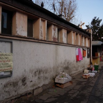 Targowisko powstało w 1947 roku po zamknięciu szaberplacu, który funkcjonował w tym samym miejscu. Z biegiem lat stało się jednym z najbardziej popularnych targów we Wrocławiu, przyciągającym wielu mieszkańców. W latach 90. XX wieku funkcjonowało pod rozłożonym namiotem cyrkowym „Goliat”. W 2006 roku zostało zamknięte, a na jego miejscu wybudowano Pasaż Grunwaldzki. Na fotografii przywieszone plakaty protestacyjne przeciw zamknięciu targowiska.