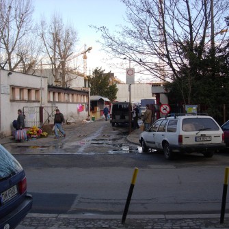 Targowisko powstało w 1947 roku po zamknięciu szaberplacu, który funkcjonował w tym samym miejscu. Z biegiem lat stało się jednym z najbardziej popularnych targów we Wrocławiu, przyciągającym wielu mieszkańców. W latach 90. XX wieku funkcjonowało pod rozłożonym namiotem cyrkowym „Goliat”. W 2006 roku zostało zamknięte, a na jego miejscu wybudowano Pasaż Grunwaldzki.