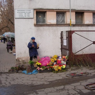 Targowisko powstało w 1947 roku po zamknięciu szaberplacu, który funkcjonował w tym samym miejscu. Z biegiem lat stało się jednym z najbardziej popularnych targów we Wrocławiu, przyciągającym wielu mieszkańców. W latach 90. XX wieku funkcjonowało pod rozłożonym namiotem cyrkowym „Goliat”. W 2006 roku zostało zamknięte, a na jego miejscu wybudowano Pasaż Grunwaldzki. Na fotografii jedno z wejśc na targowisko.