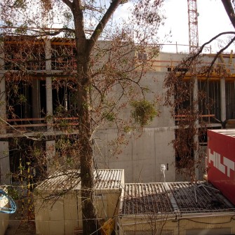 Targowisko powstało w 1947 roku po zamknięciu szaberplacu, który funkcjonował w tym samym miejscu. Z biegiem lat stało się jednym z najbardziej popularnych targów we Wrocławiu, przyciągającym wielu mieszkańców. W latach 90. XX wieku funkcjonowało pod rozłożonym namiotem cyrkowym „Goliat”. W 2006 roku zostało zamknięte, a na jego miejscu wybudowano Pasaż Grunwaldzki. Na fotografii trwająca budowa galerii handlowej.