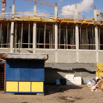 Targowisko powstało w 1947 roku po zamknięciu szaberplacu, który funkcjonował w tym samym miejscu. Z biegiem lat stało się jednym z najbardziej popularnych targów we Wrocławiu, przyciągającym wielu mieszkańców. W latach 90. XX wieku funkcjonowało pod rozłożonym namiotem cyrkowym „Goliat”. W 2006 roku zostało zamknięte, a na jego miejscu wybudowano Pasaż Grunwaldzki. Na fotografii trwająca budowa galerii handlowej.