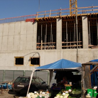 Targowisko powstało w 1947 roku po zamknięciu szaberplacu, który funkcjonował w tym samym miejscu. Z biegiem lat stało się jednym z najbardziej popularnych targów we Wrocławiu, przyciągającym wielu mieszkańców. W latach 90. XX wieku funkcjonowało pod rozłożonym namiotem cyrkowym „Goliat”. W 2006 roku zostało zamknięte, a na jego miejscu wybudowano Pasaż Grunwaldzki. Na fotografii trwająca budowa galerii handlowej.