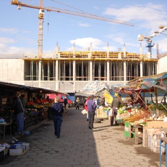 Targowisko powstało w 1947 roku po zamknięciu szaberplacu, który funkcjonował w tym samym miejscu. Z biegiem lat stało się jednym z najbardziej popularnych targów we Wrocławiu, przyciągającym wielu mieszkańców. W latach 90. XX wieku funkcjonowało pod rozłożonym namiotem cyrkowym „Goliat”. W 2006 roku zostało zamknięte, a na jego miejscu wybudowano Pasaż Grunwaldzki. Na fotografii trwająca budowa galerii handlowej.