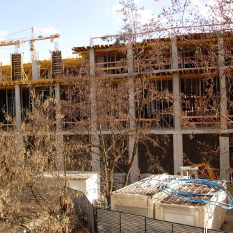 Targowisko powstało w 1947 roku po zamknięciu szaberplacu, który funkcjonował w tym samym miejscu. Z biegiem lat stało się jednym z najbardziej popularnych targów we Wrocławiu, przyciągającym wielu mieszkańców. W latach 90. XX wieku funkcjonowało pod rozłożonym namiotem cyrkowym „Goliat”. W 2006 roku zostało zamknięte, a na jego miejscu wybudowano Pasaż Grunwaldzki. Na fotografii trwająca budowa galerii handlowej.