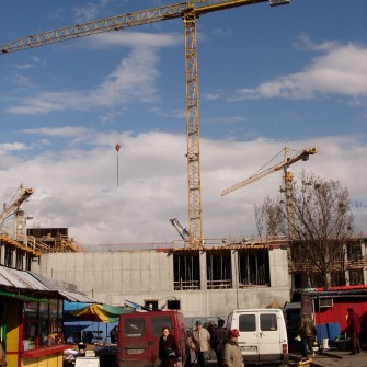 Targowisko powstało w 1947 roku po zamknięciu szaberplacu, który funkcjonował w tym samym miejscu. Z biegiem lat stało się jednym z najbardziej popularnych targów we Wrocławiu, przyciągającym wielu mieszkańców. W latach 90. XX wieku funkcjonowało pod rozłożonym namiotem cyrkowym „Goliat”. W 2006 roku zostało zamknięte, a na jego miejscu wybudowano Pasaż Grunwaldzki. Na fotografii trwająca budowa galerii handlowej.