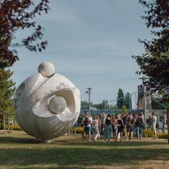 Rzeźba autorstwa Romana Pawelskiego, wykonana w 1974 roku. Znajduje się na terenie Kampusu Uniwersytetu Wrocławskiego. Swoim kształtem nawiązuje do położonego blisko wydziałów nauk ścisłych i przyrodniczych.