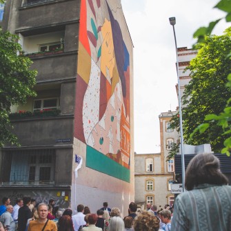 Mural autorstwa holenderskiego artysty Zenk One (Robin Nas) powstał w 2019 roku. Inspiracją do jego stworzenia były historie wdów zamieszkujących budynek po II wojnie światowej. Praca opowiada o wdowie, która opłakuje przeszłość, a jednocześnie marzy o przyszłości. Mural jest prezentem od Bredy, miasta partnerskiego Wrocławia.