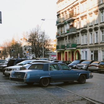 Widok na kamienice od strony frontu. Na dalszym planie ul. Sienkiewicza.