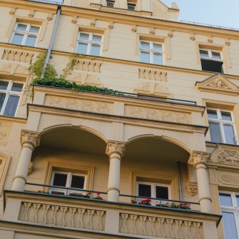 Widok na kamienice od strony frontu.