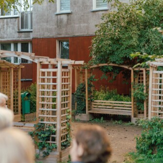 Miejsce do rekreacji dla mieszkańców w podwórzu kamienic.