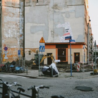 Widok bocznej ściany kamienicy.