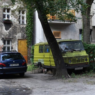 Widok od podwórza kamienicy. Na fotografii samochód dostawczy FSC Żuk.