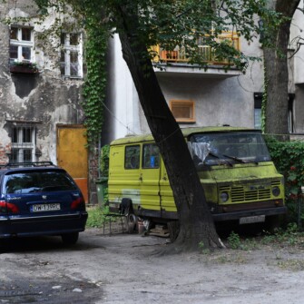 Widok od podwórza kamienicy. Na fotografii samochód dostawczy FSC Żuk.