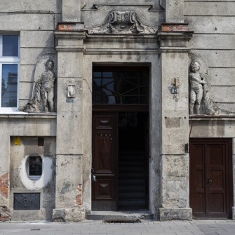 Widok na kamienice od strony frontu.