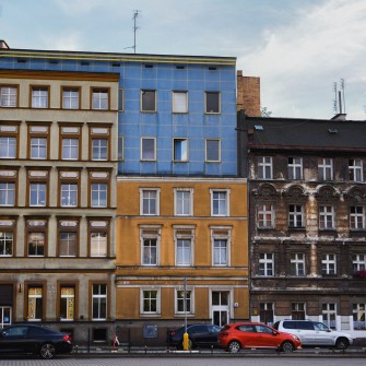 Widok na kamienice od strony frontu.