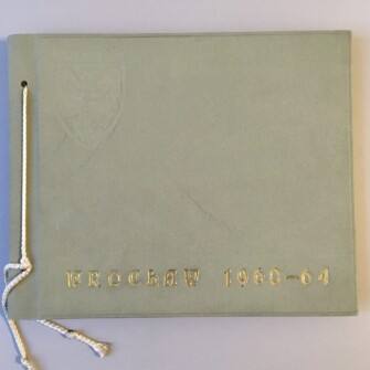 Kronika absolwentów Liceum Ogólnokształcącego nr 2 im. Piastów Śląskich podarowana prof. Joannie Sicińskiej w dniu otrzymania świadectw dojrzałości. Lata 1960-1964.