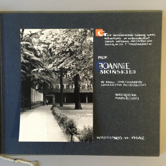 Kronika absolwentów Liceum Ogólnokształcącego nr 2 im. Piastów Śląskich podarowana prof. Joannie Sicińskiej w dniu otrzymania świadectw dojrzałości. Lata 1960-1964. Na stronie dedykacja i fotografia budynku szkoły.
