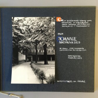 Kronika absolwentów Liceum Ogólnokształcącego nr 2 im. Piastów Śląskich podarowana prof. Joannie Sicińskiej w dniu otrzymania świadectw dojrzałości. Lata 1960-1964. Na stronie dedykacja i fotografia budynku szkoły.