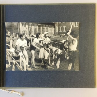 Kronika absolwentów Liceum Ogólnokształcące nr 2 im. Piastów Śląskich podarowana prof. Joannie Sicińskiej w dniu otrzymania świadectw dojrzałości. Lata 1960-1964. Na fotografii uczniowie podczas zajęć szkolnych.