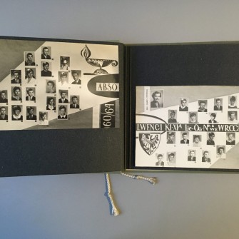 Kronika absolwentów Liceum Ogólnokształcącego nr 2 im. Piastów Śląskich podarowana prof. Joannie Sicińskiej w dniu otrzymania świadectw dojrzałości. Lata 1960-1964. Na stronie tablo klasowe.