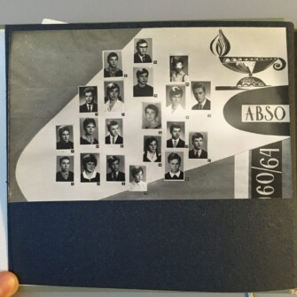 Kronika absolwentów Liceum Ogólnokształcącego nr 2 im. Piastów Śląskich podarowana prof. Joannie Sicińskiej w dniu otrzymania świadectw dojrzałości. Lata 1960-1964. Na stronie tablo klasowe.