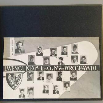Kronika absolwentów Liceum Ogólnokształcącego nr 2 im. Piastów Śląskich podarowana prof. Joannie Sicińskiej w dniu otrzymania świadectw dojrzałości. Lata 1960-1964. Na stronie tablo klasowe.
